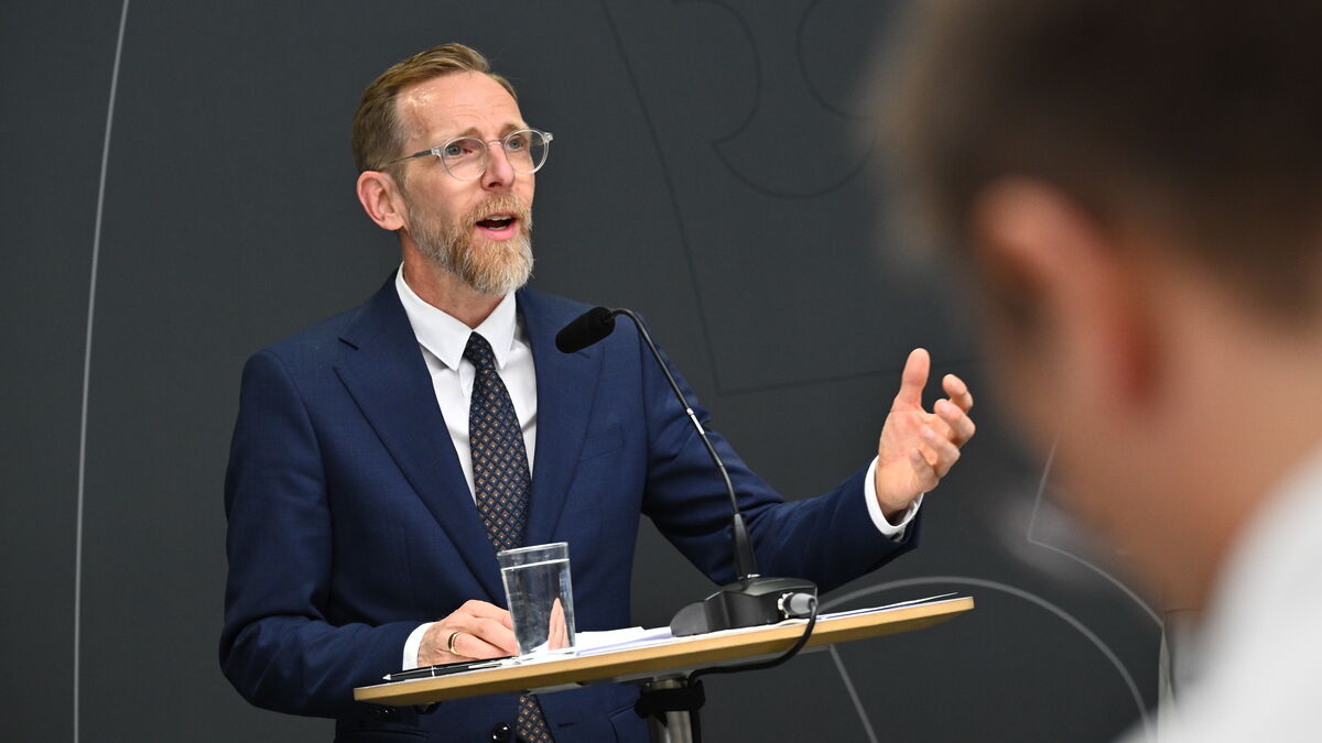 Minister Wants Phone Advertising for