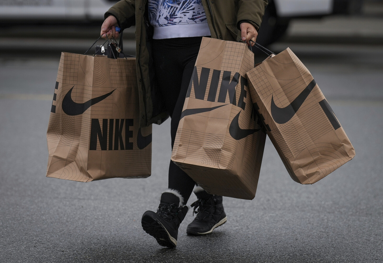 Nike Shares Dip 5.5% Amid Sales Concerns on NYSE