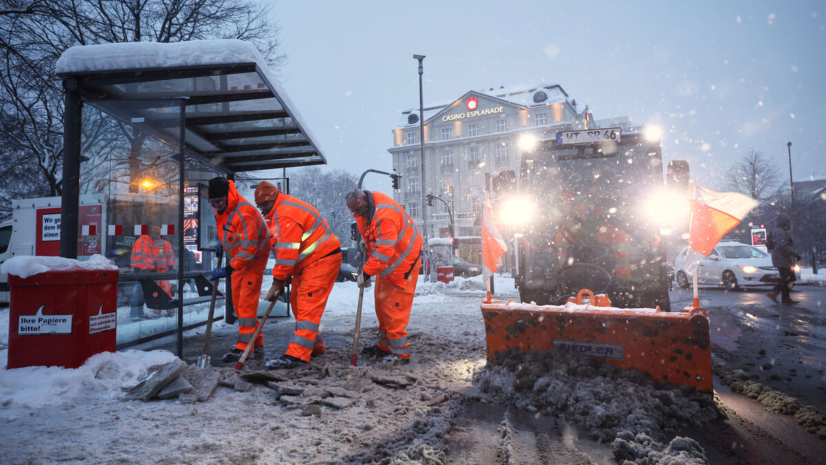 Hundreds of thousands without electricity