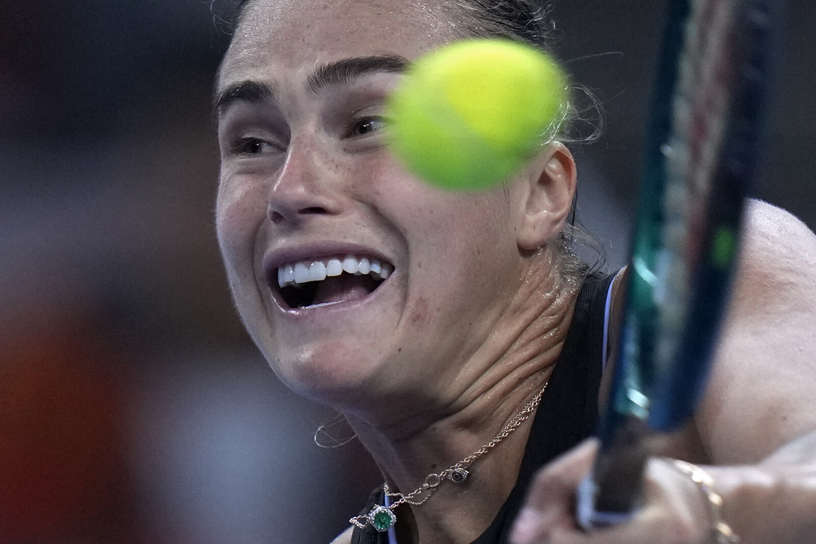 Sabalenka wins as Swiatek loses