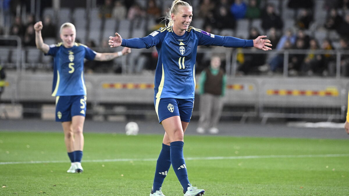 Stina Blackstenius scores after being