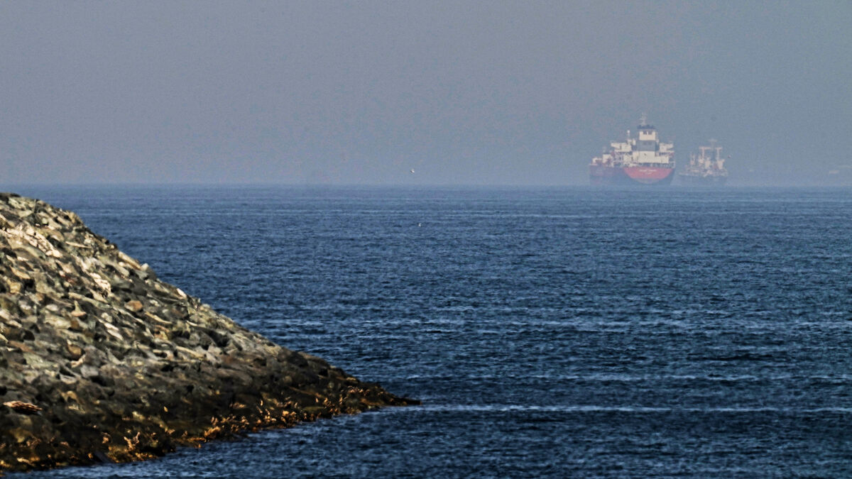 Tanker slips past blockade with