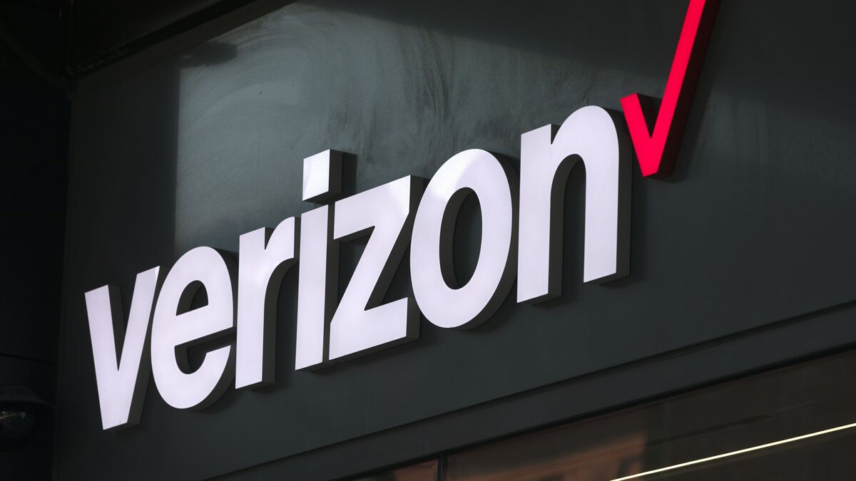 Verizon Beats Second-Quarter Expectations and Raises Full-Year Profit Forecast