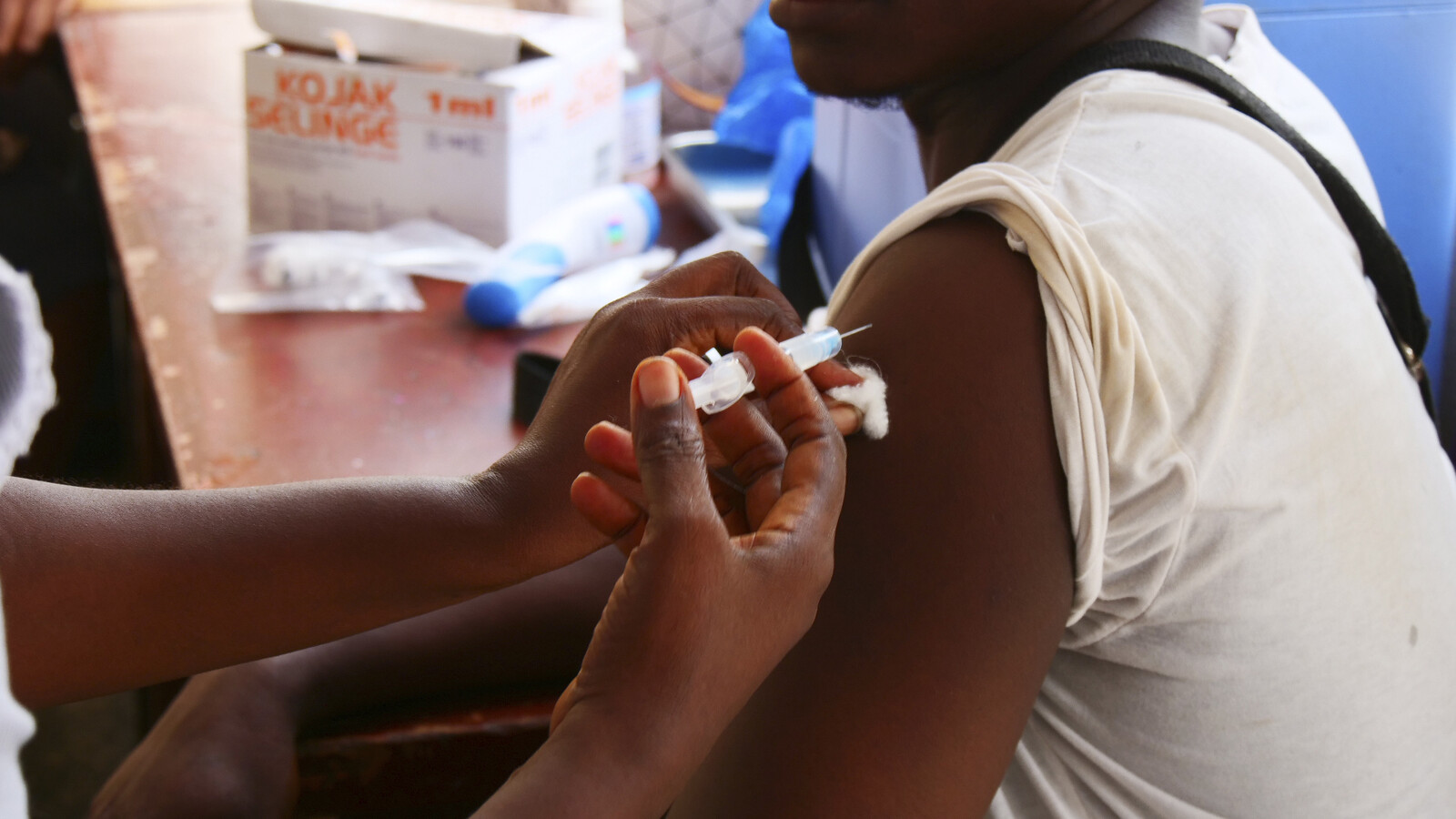 Uganda begins vaccination against Ebola