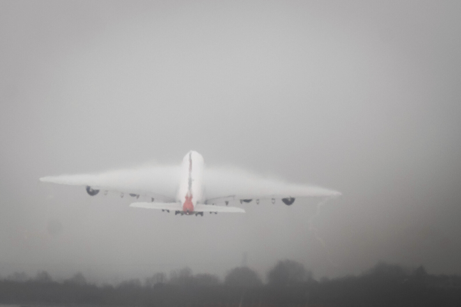 Dense fog disrupts air traffic