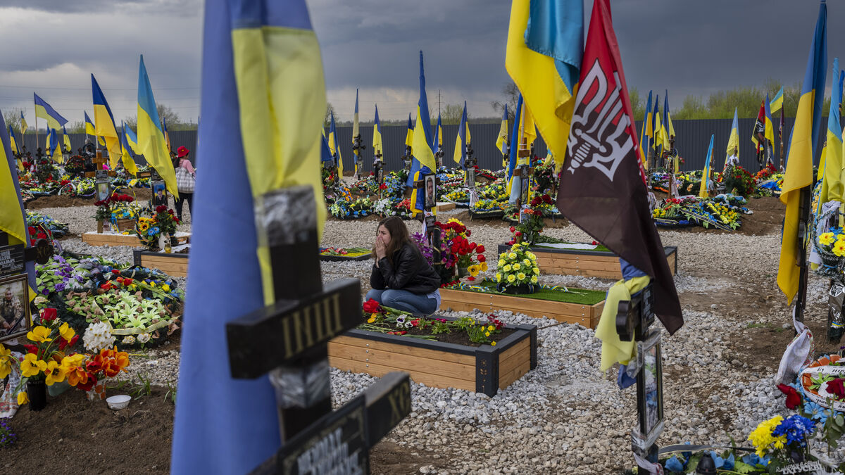 Russia hands over remains of