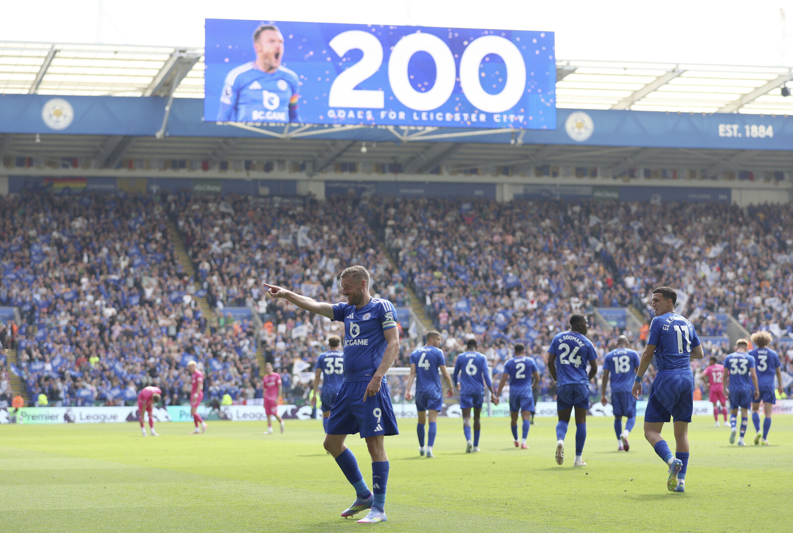 Jamie Vardy Scores 200th Goal in 500th and Final Leicester Game