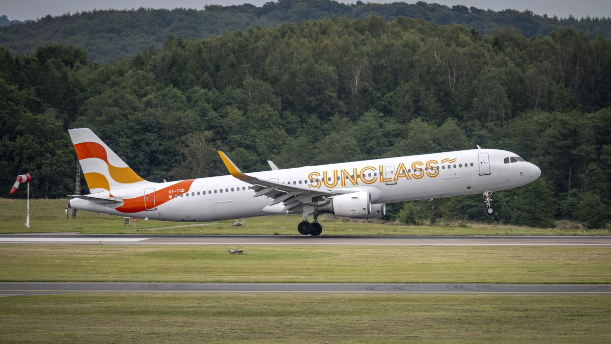 Ving flies stranded travelers in