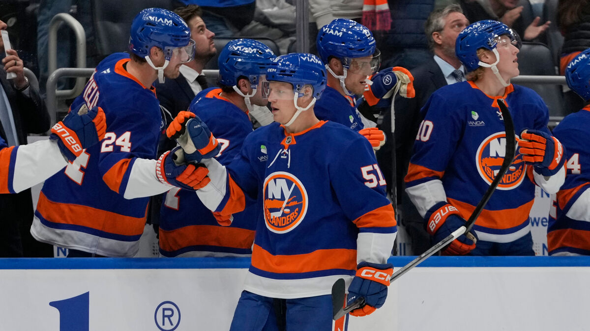 Heineman Scores Twice in Islanders' Dominant Win Over Detroit