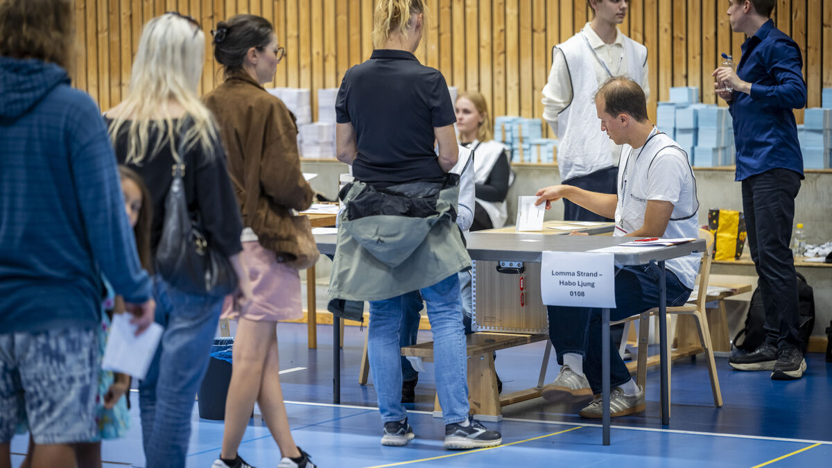 Three-Hour Voting Queue in Umeå