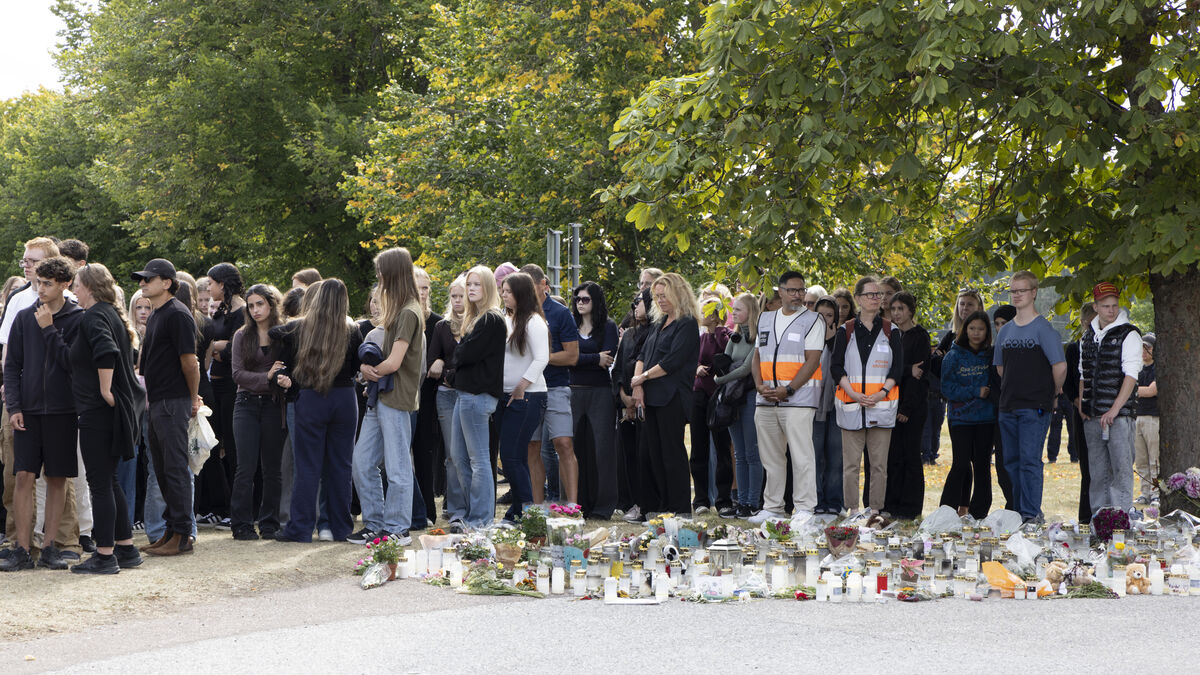 Memorial ceremony and minute of