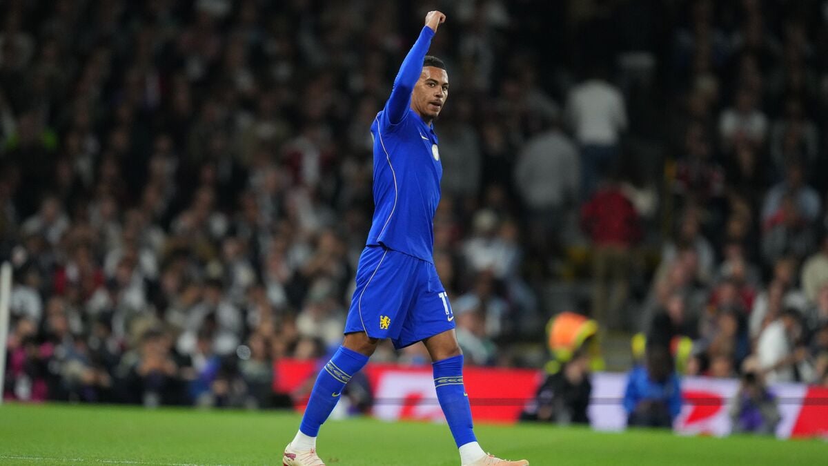 Chelsea win Premier League opener