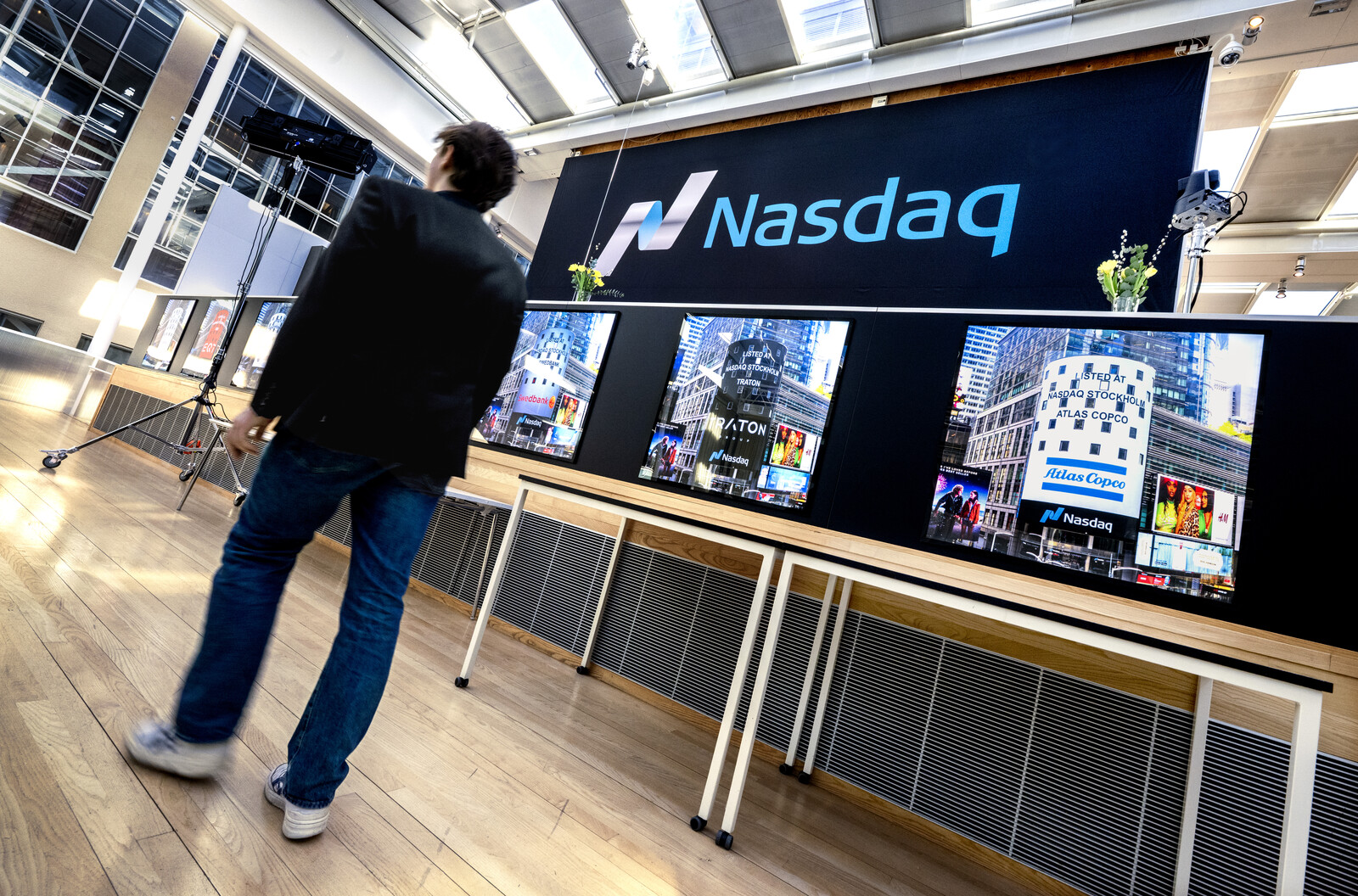 Stockholm Stock Exchange Falls 1.1 Percent as Saab Rises 5.5 Percent