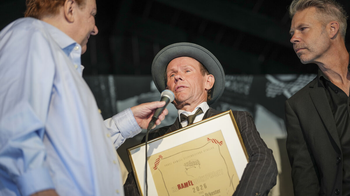 Bo Kaspers Orchestra receives the Karamelodikt Scholarship