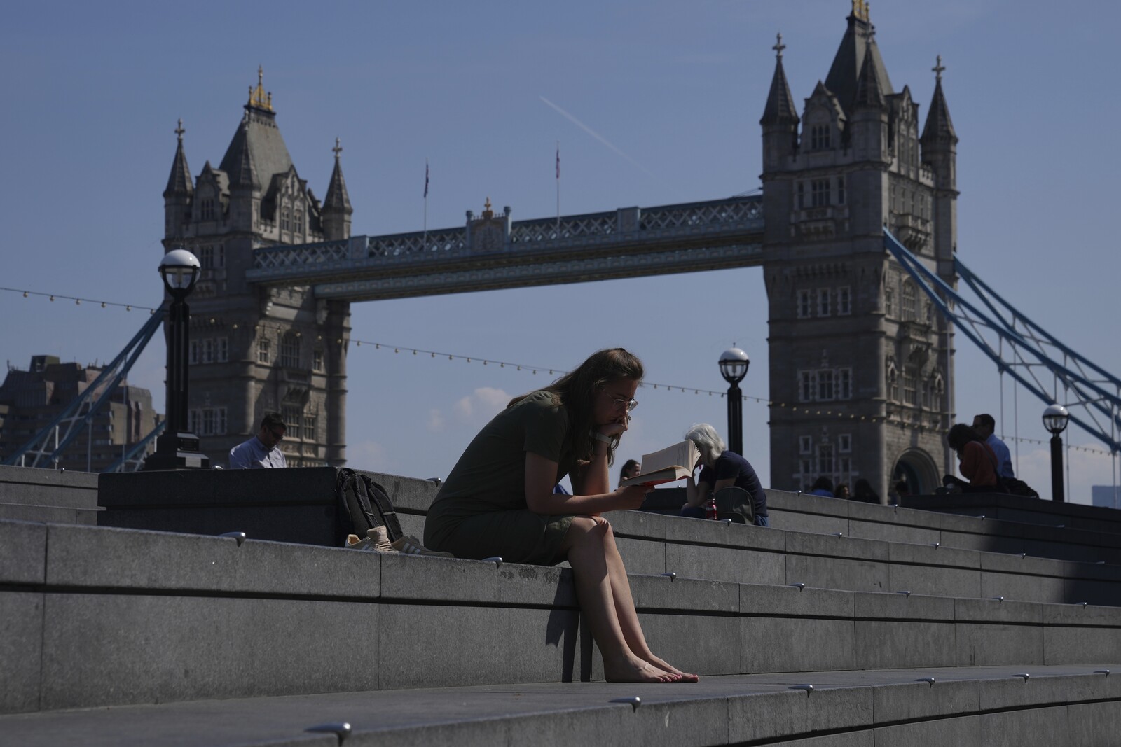 Sunny April Boosts UK Retail