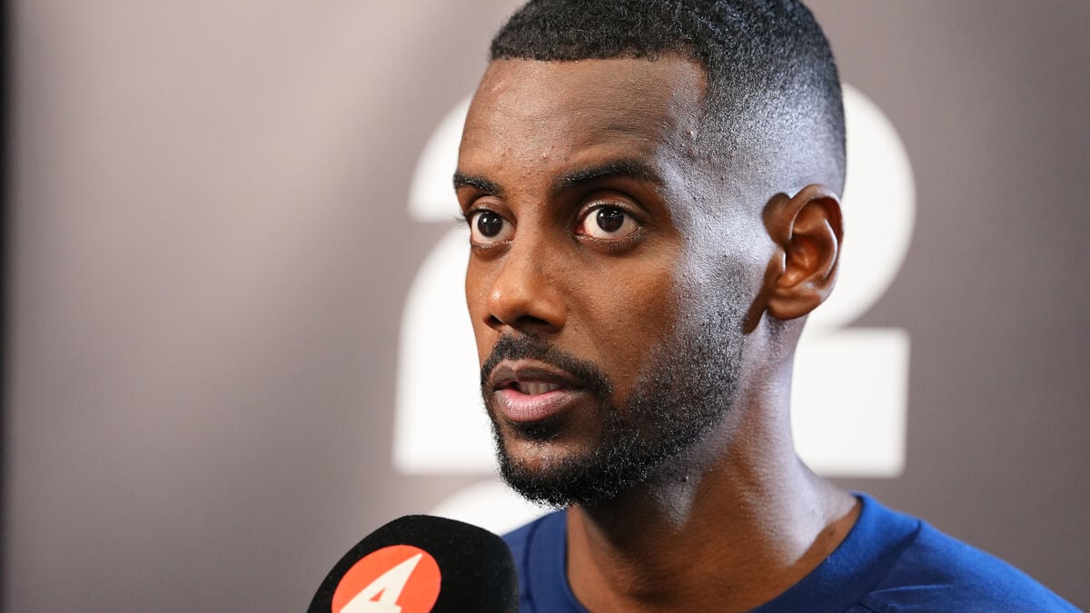 Alexander Isak booed by Newcastle fans before Liverpool clash