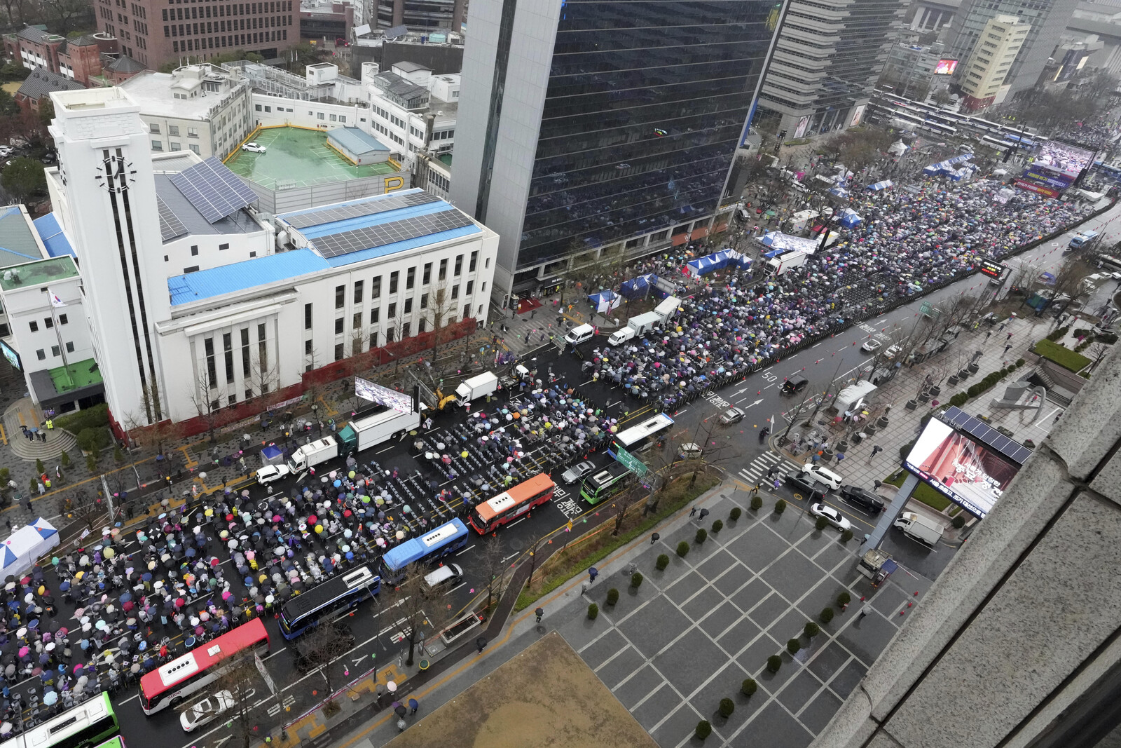 Thousands Rally in Seoul Backing