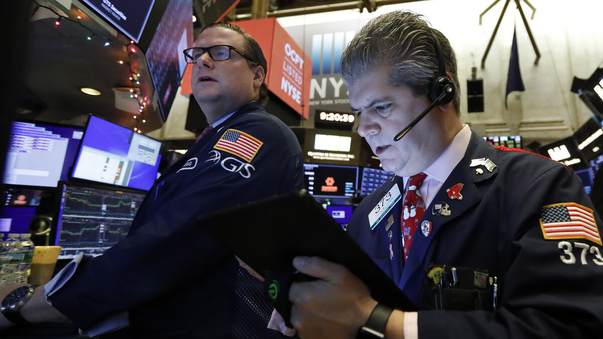 Silver prices continue to fall, gold prices fall