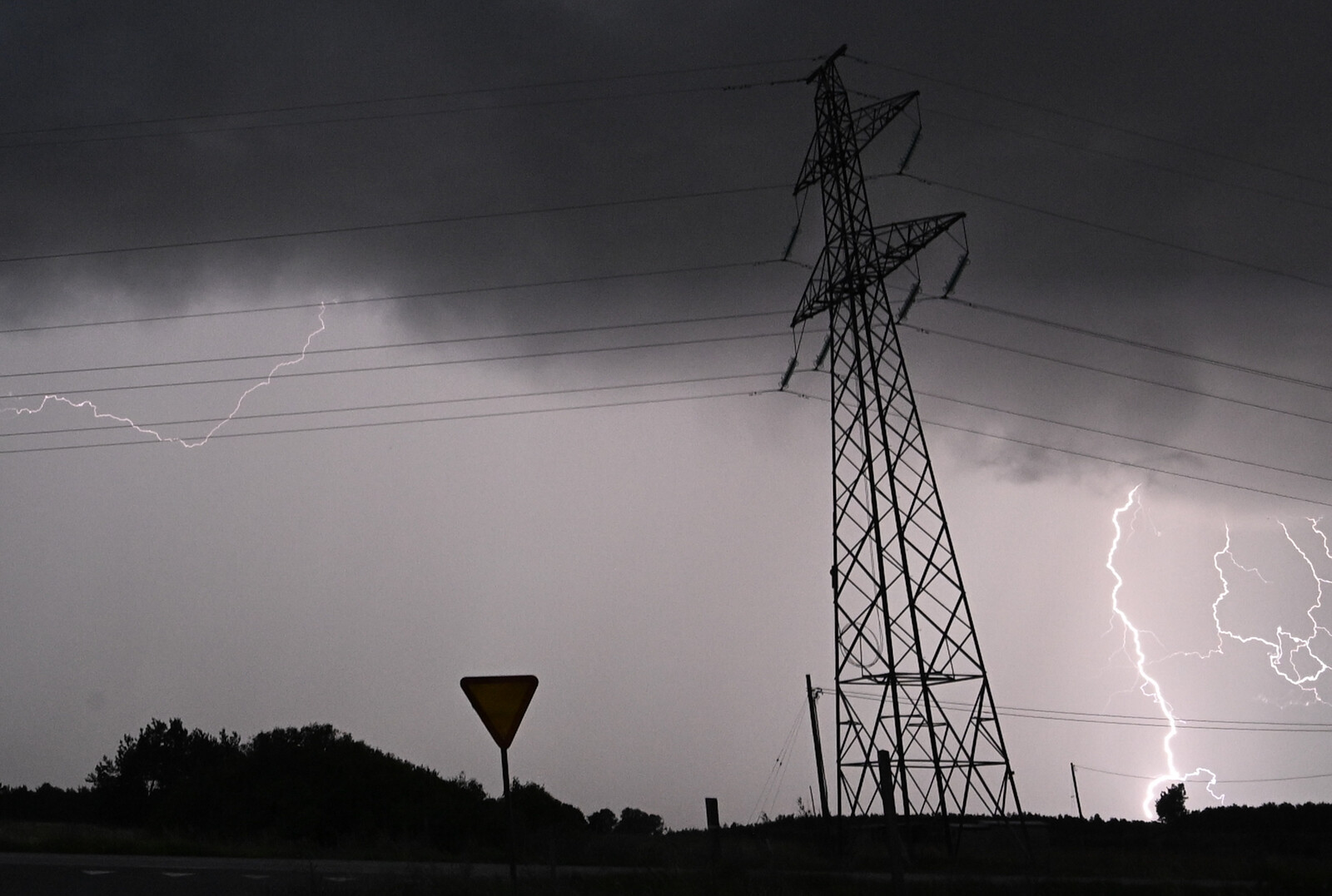 SMHI Warns of Severe Thunderstorms in Northern Sweden