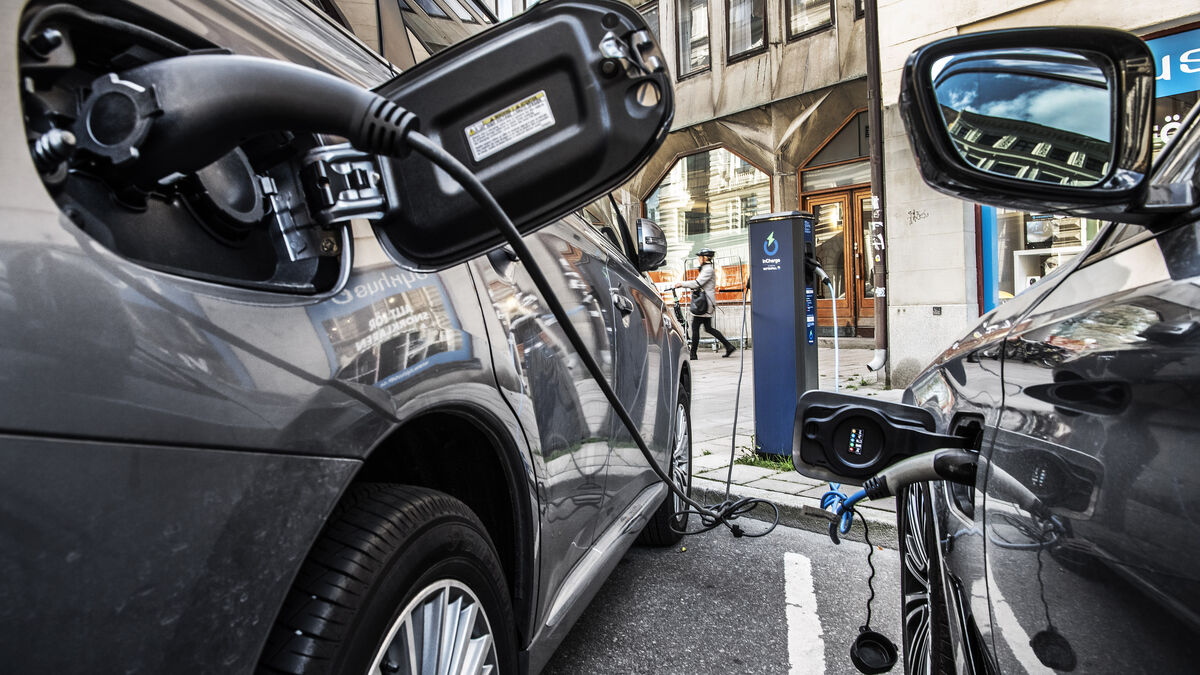 New forecast: When electric cars