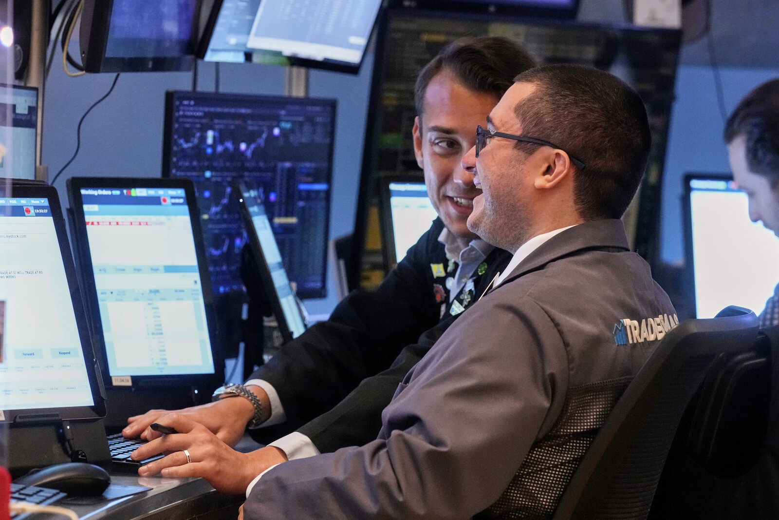 Wall Street Begins Week with Cautious Optimism Ahead of Tech Reports
