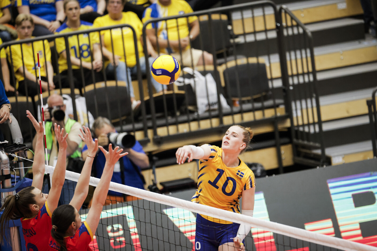 Sweden Dominates Slovakia in Golden