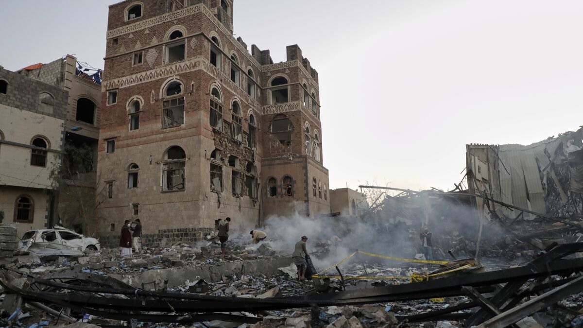 Saudi airstrikes hit Houthi strongholds