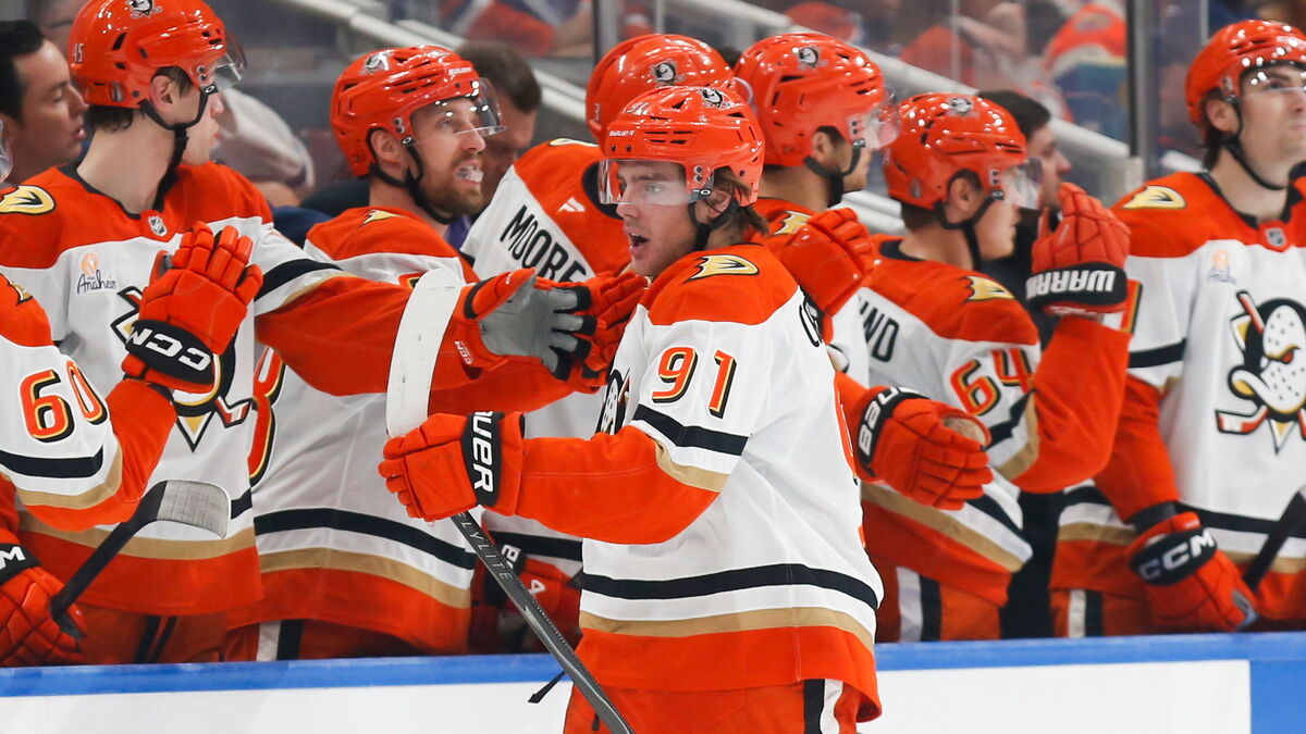 Carlsson scores first playoff goal