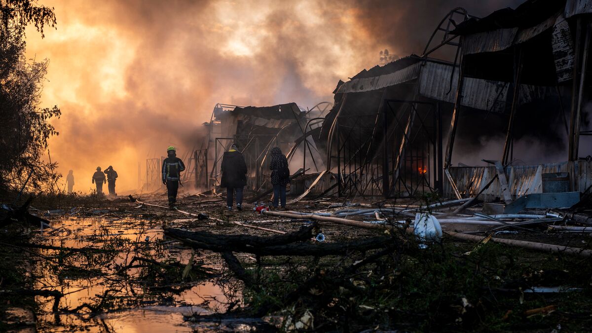 Deaths and Fires: Extensive Russian Attacks on Ukraine