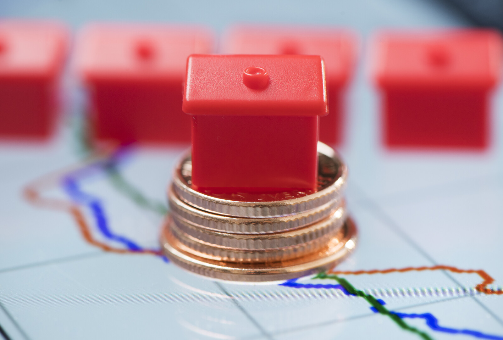 Households' Mortgage Interest Rates Fall