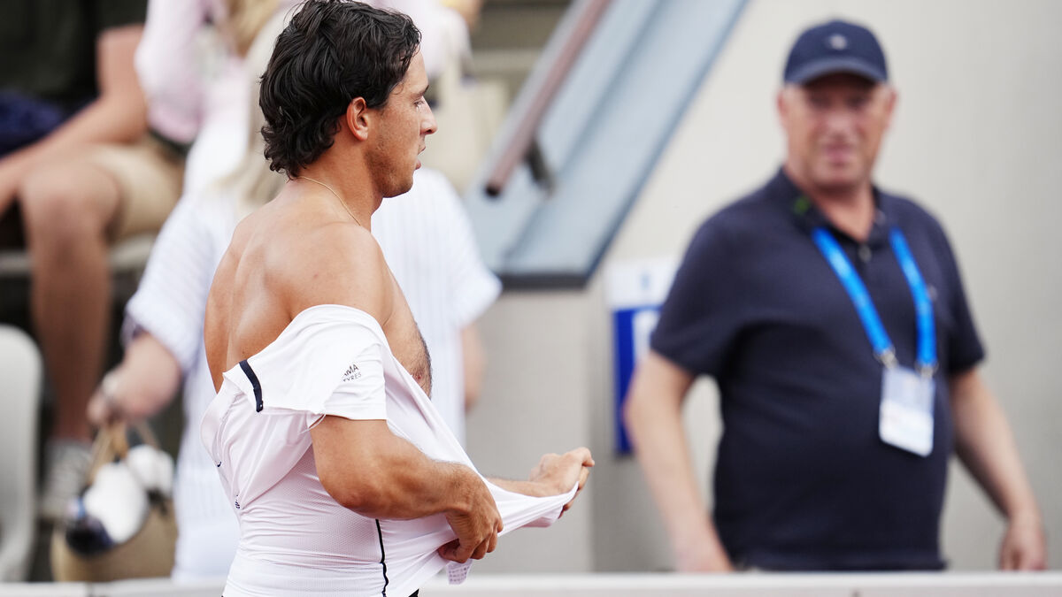 Luciano Darderi rips shirt in frustration after first set loss in Båstad final