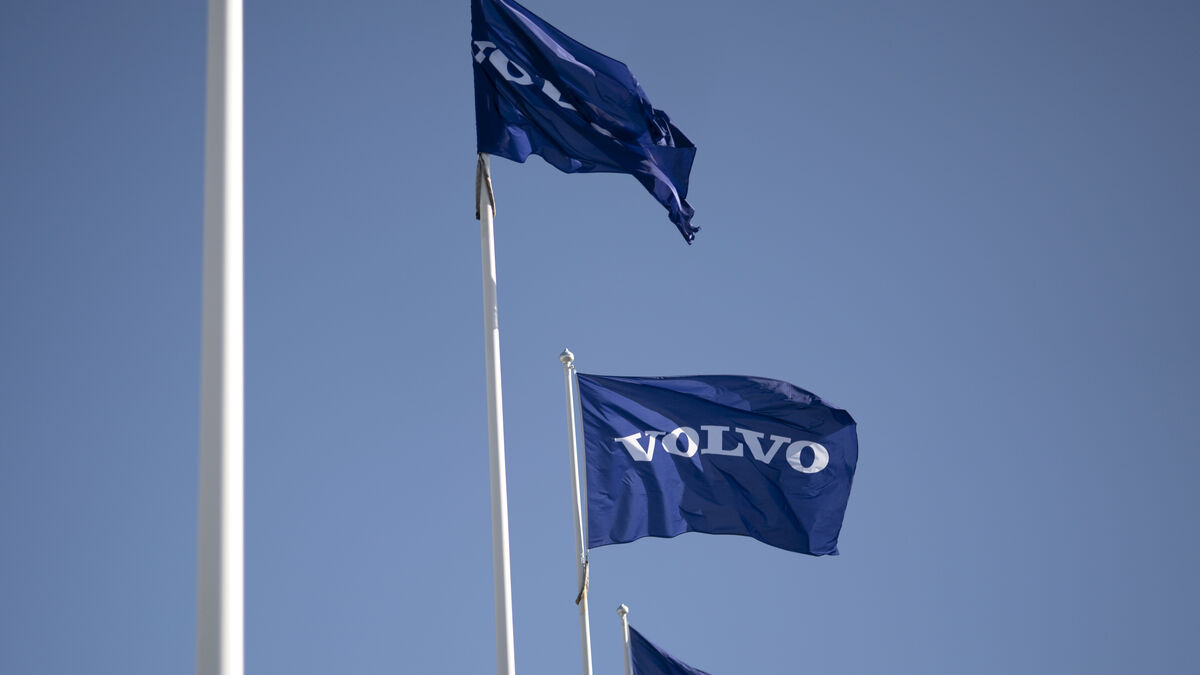 Volvo recalls 64,000 plug-in hybrid cars over fire risk
