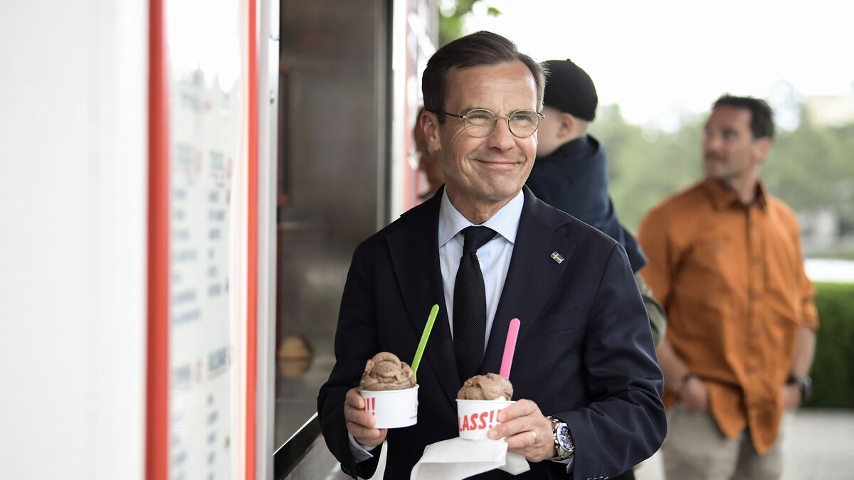 Ministers' ice cream image arouses anger, critics call it unhistorical