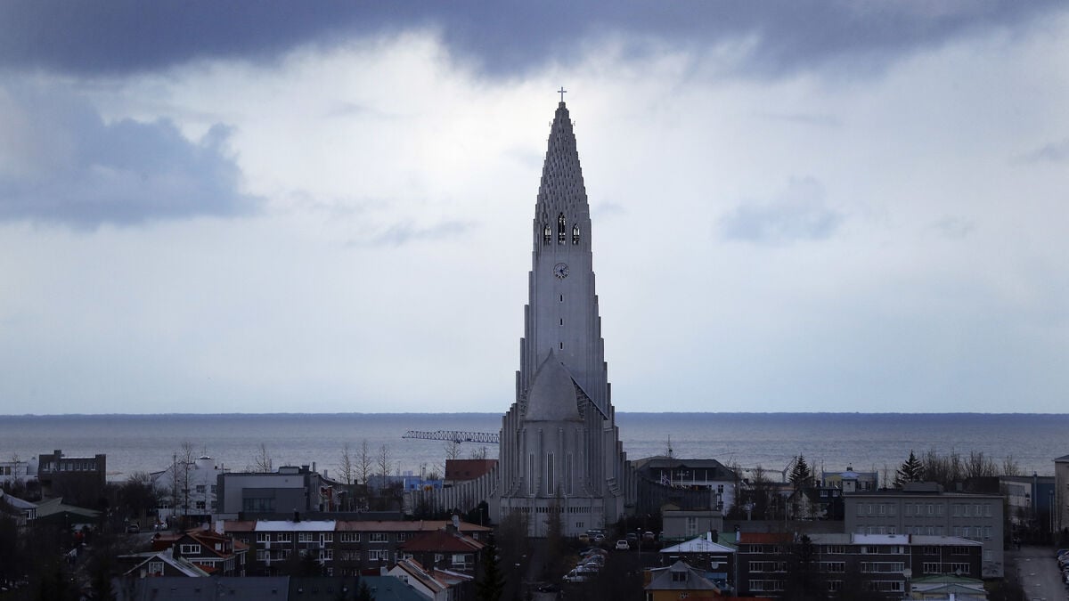 Iceland inflation could trigger review of collective agreement