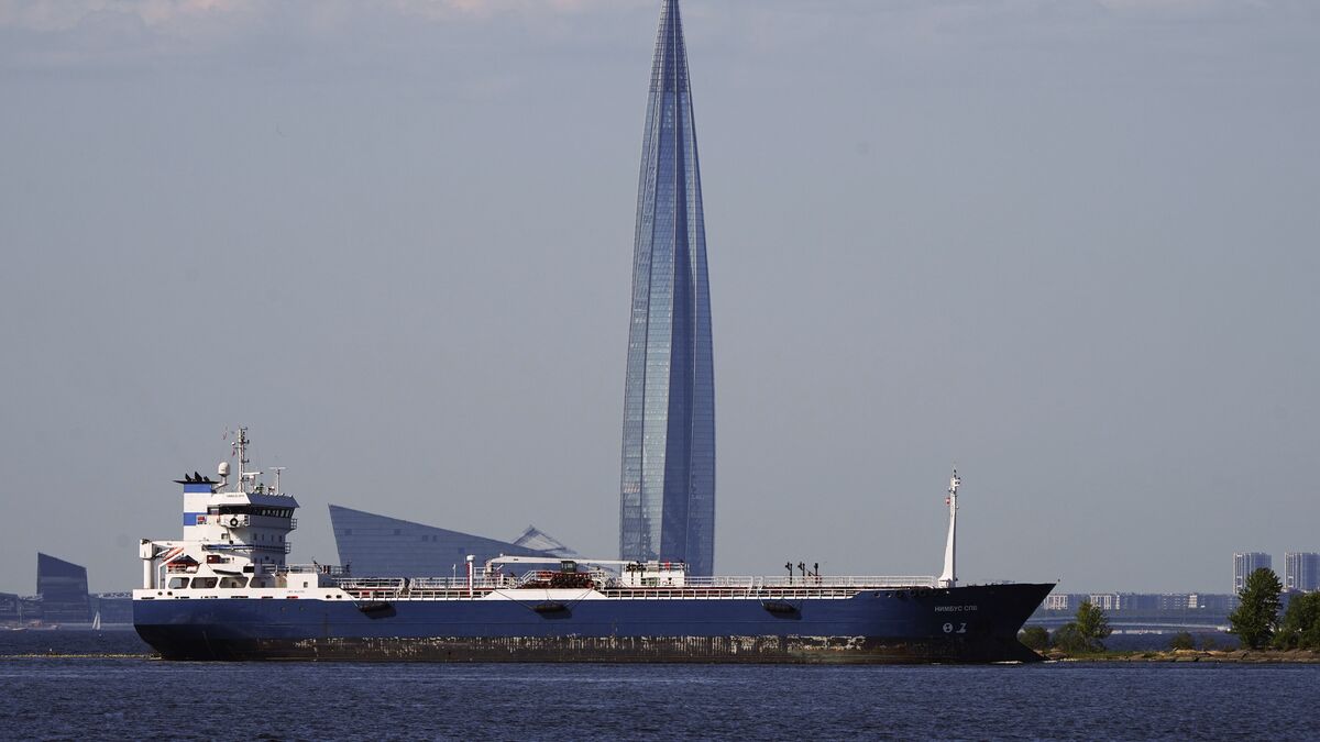 Russian Shadow Fleet of Over 30 Tankers Detected in Gulf of Finland