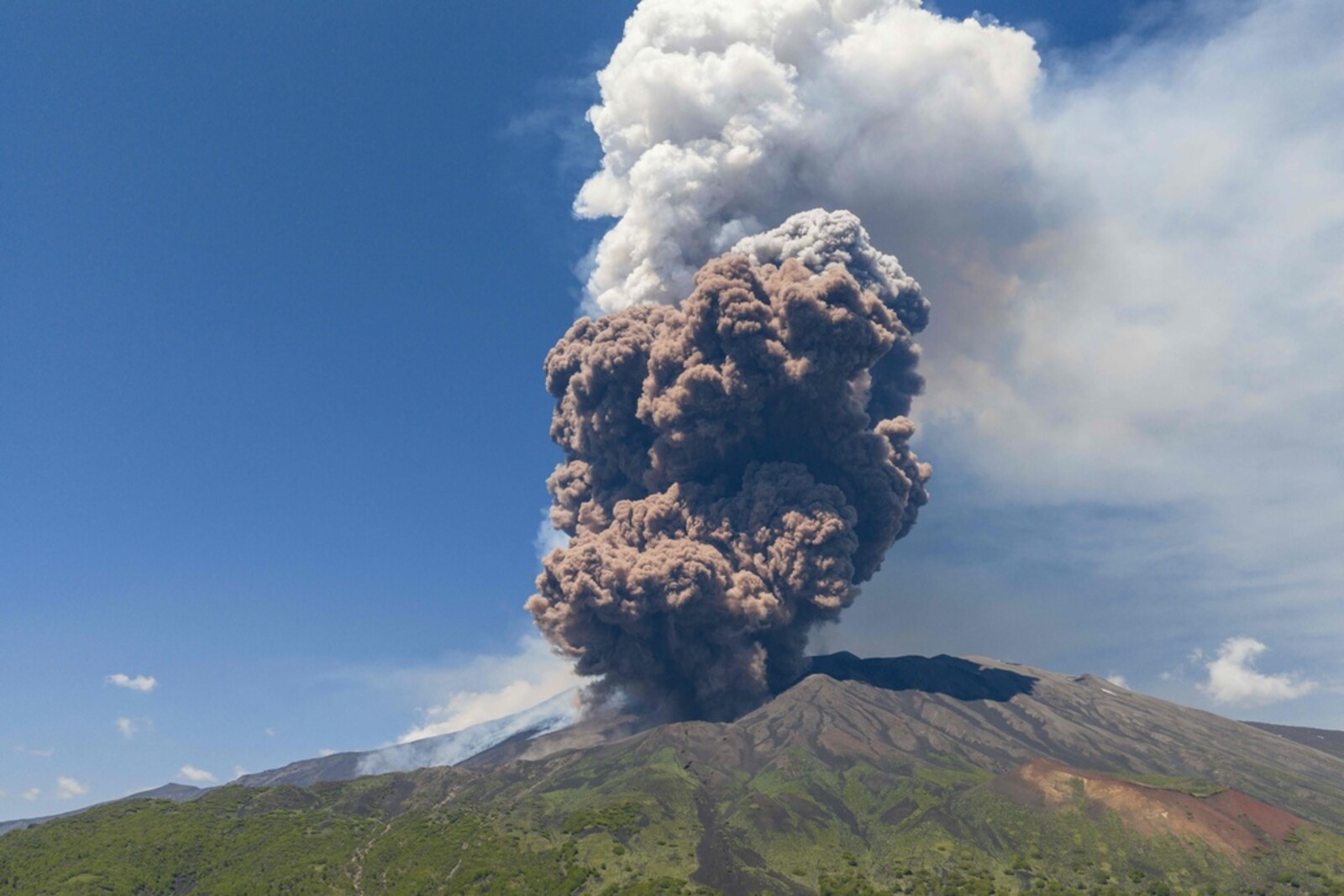 Etna Eruption Poses No Public