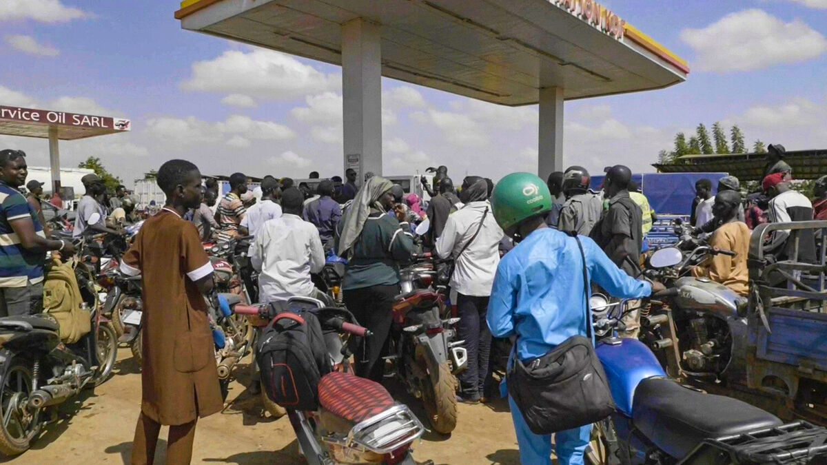 Embassy staff leave besieged capital