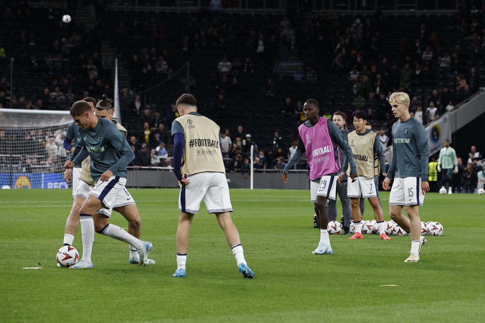 Bergvall substituted in Europa League debut – after twelve minutes