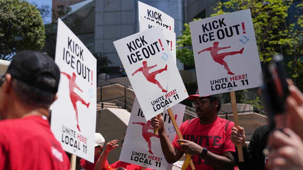 World Cup workers threaten to