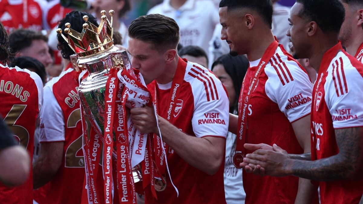 Arsenal lifts the Premier League trophy, Tottenham stays in top flight