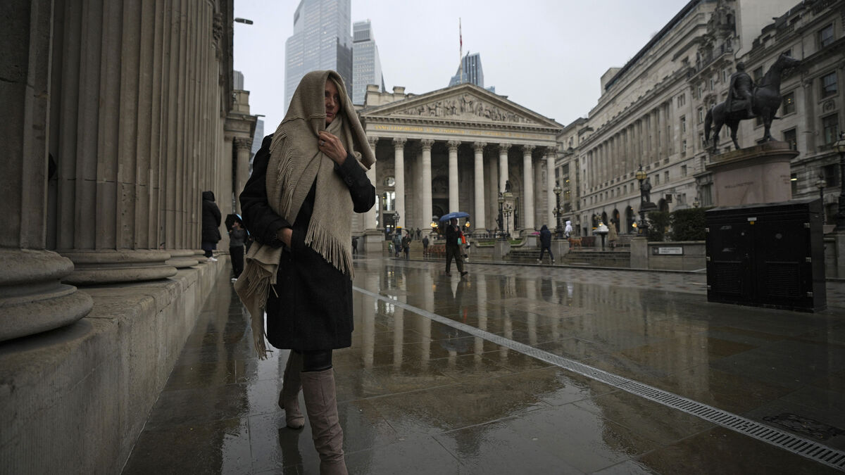 British unemployment rises to 5.2