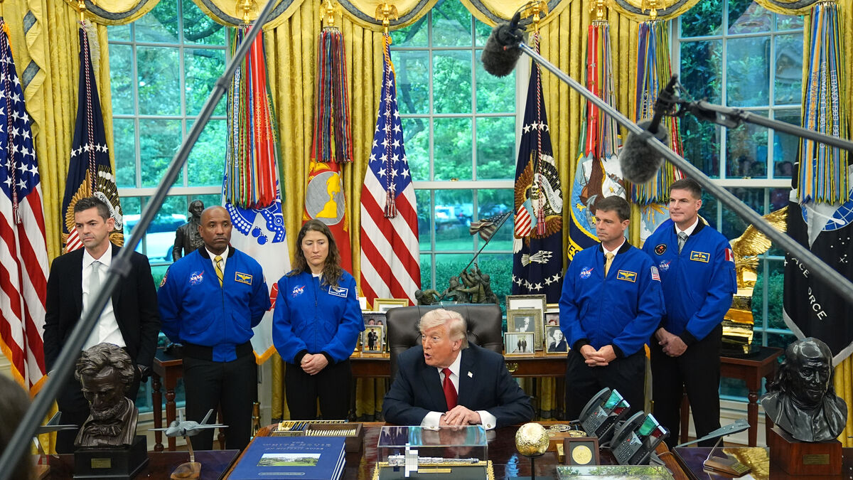 Trump welcomes moonwalkers after phone call with Putin