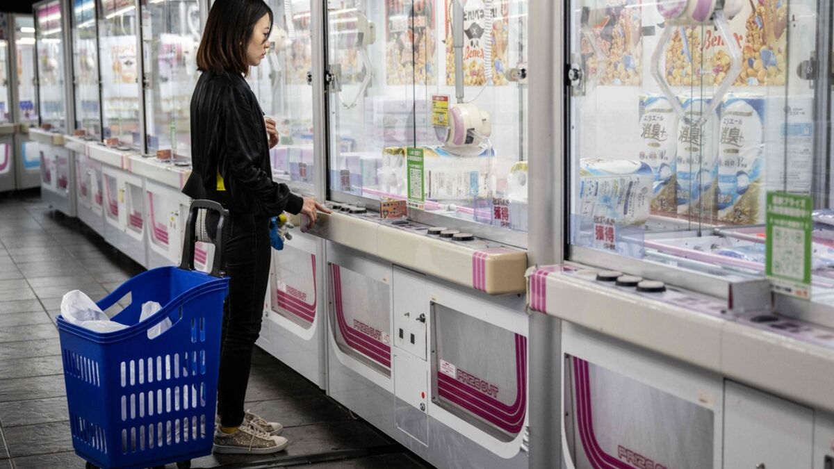 Japan’s Claw Machines Offer Eggs