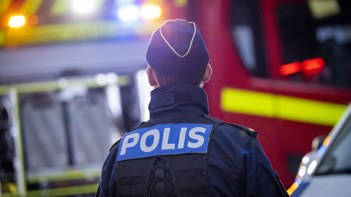 Fire in apartment building spreads