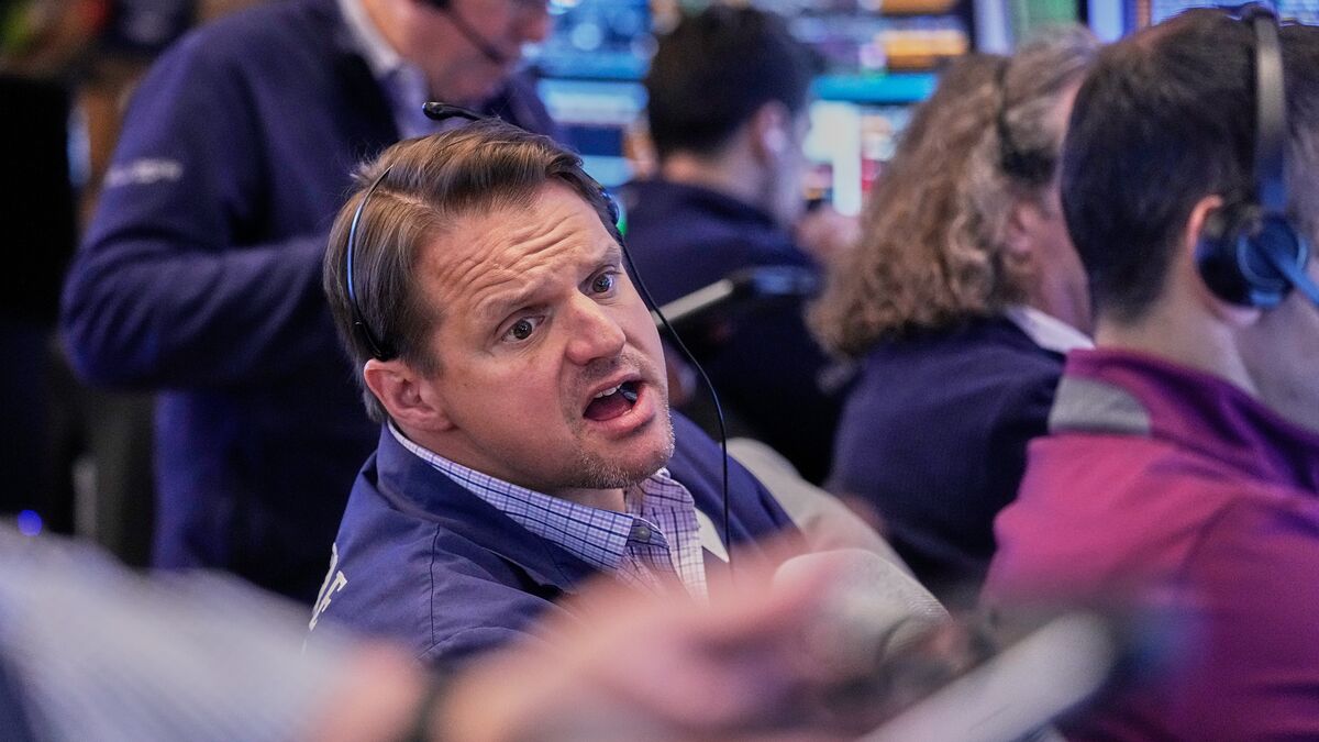 Unexpectedly weak forecast pushes AI stocks down