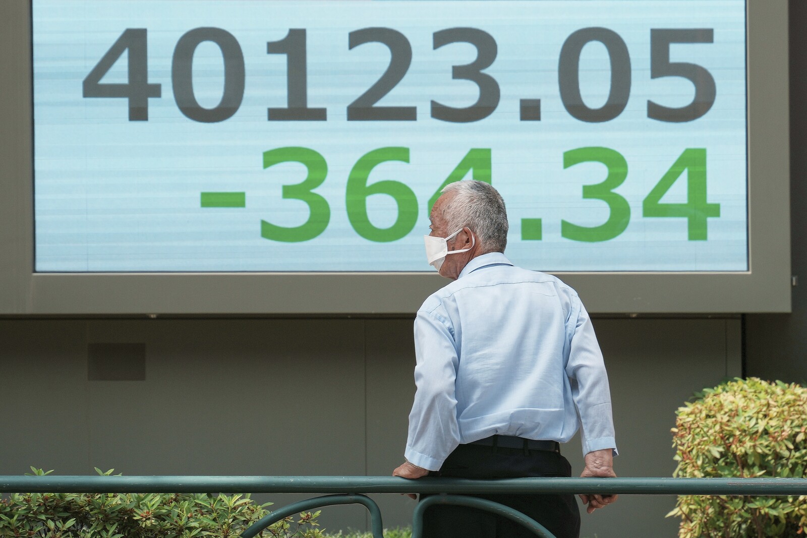Asian Stock Markets Show Mixed Performance with Predominant Declines
