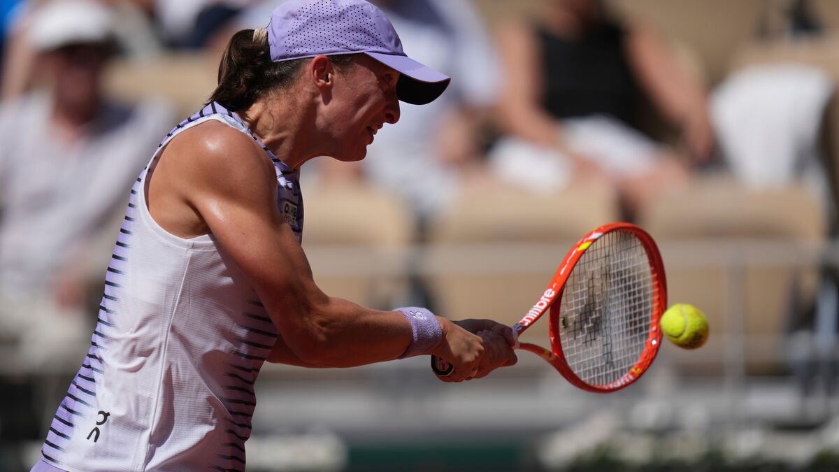 Favorite Iga Świątek wins comfortably in Paris at the French Open