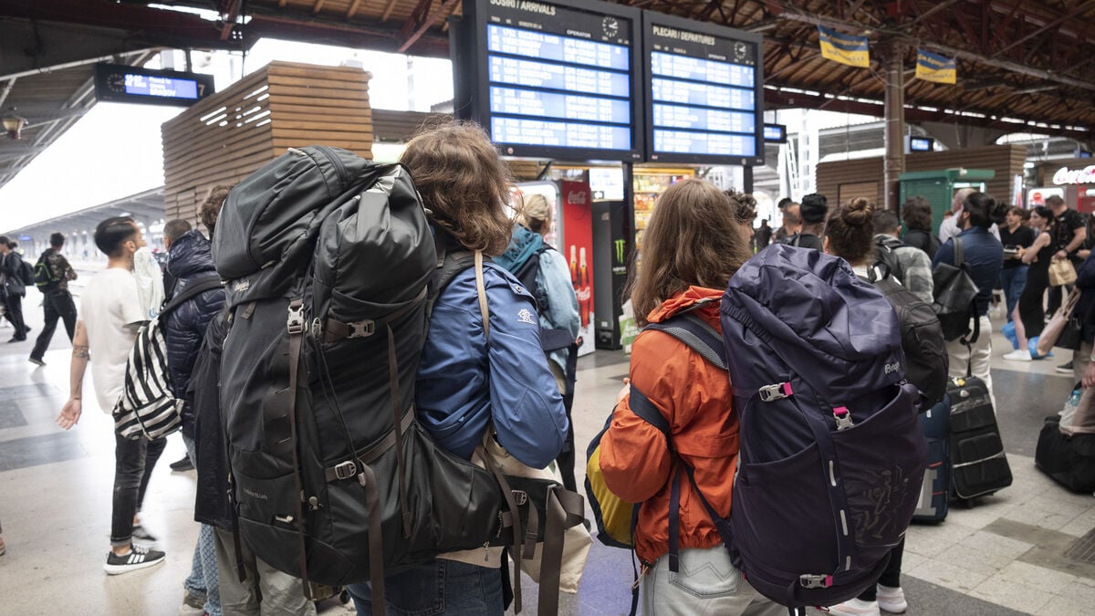 Thousands of young people wrongly emailed about free EU travel cards