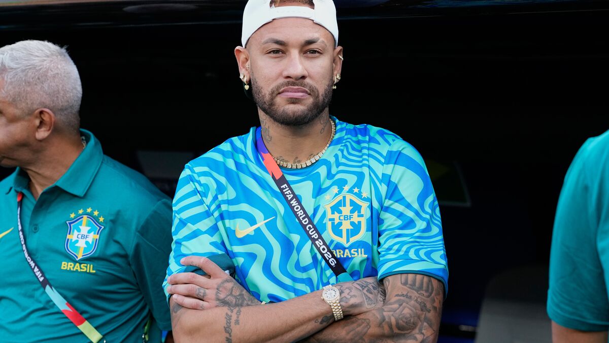 Neymar undergoes tests on injured leg