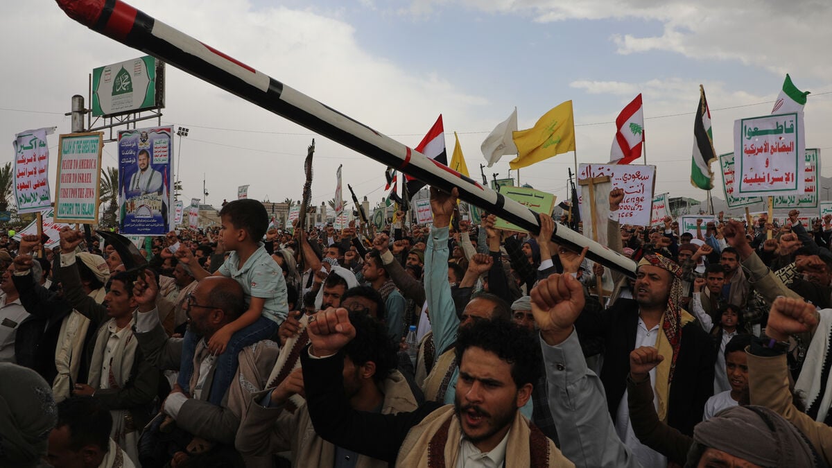 Houthi attacks kill at least